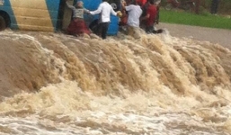 Hàng chục người vật vã thoát khỏi xe khách bị chết máy, trôi tự do